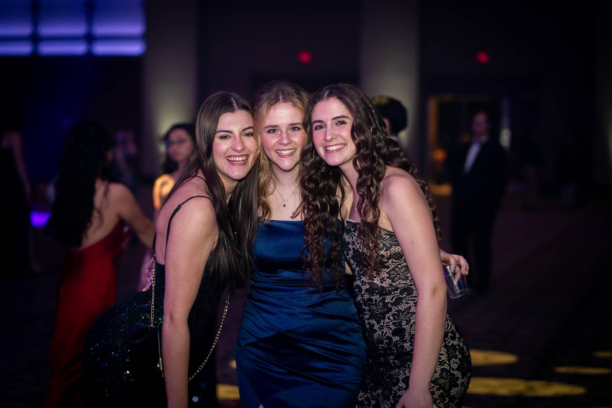 3位女士在总统舞会上微笑拍照